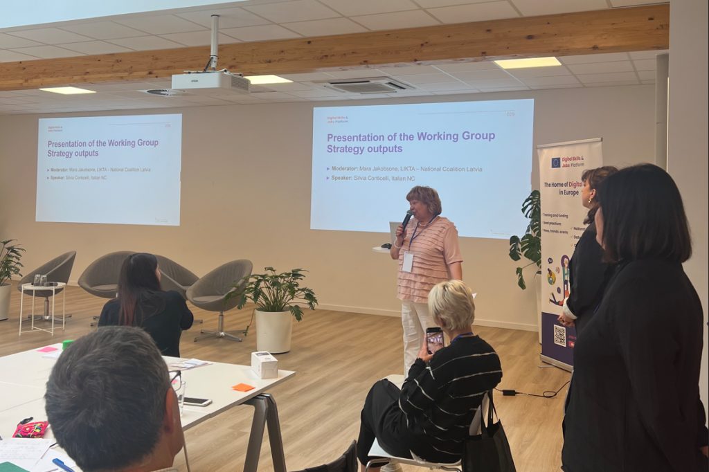 Mara Jacobsone, de LIKTA, la Coalición Nacional letona, presenta los resultados del GT sobre Estrategia